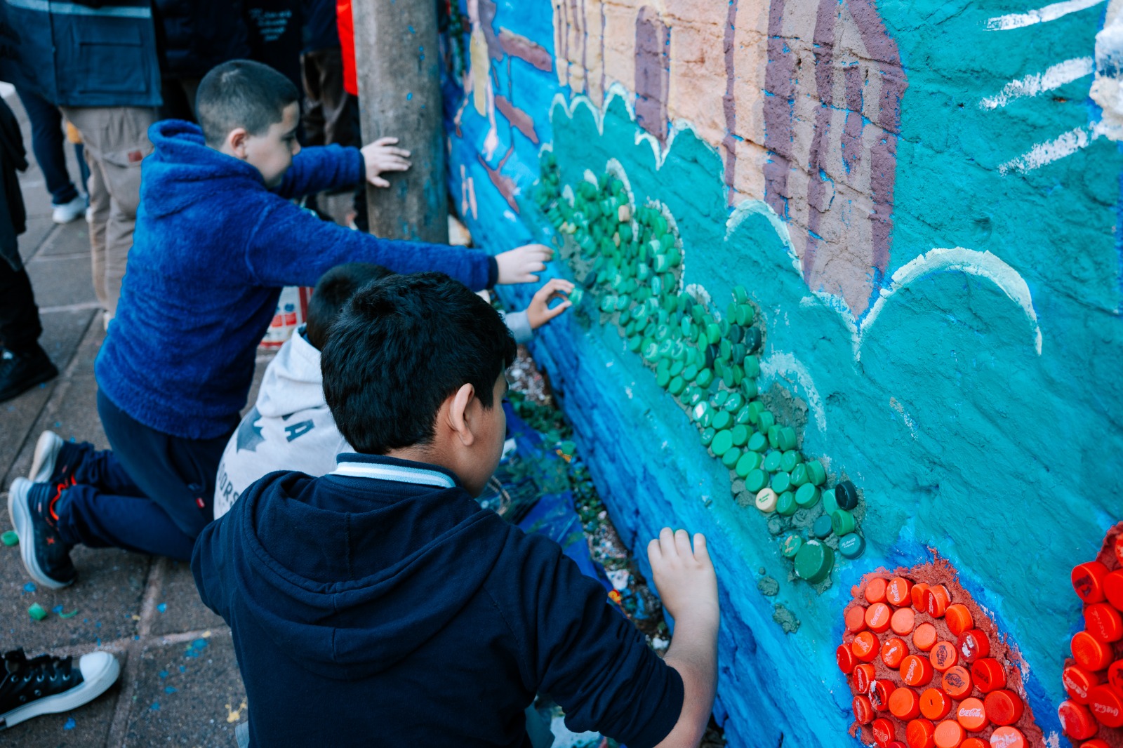 <p>Alumnos del primario convirtieron tapitas plásticas en arte urbano </p>